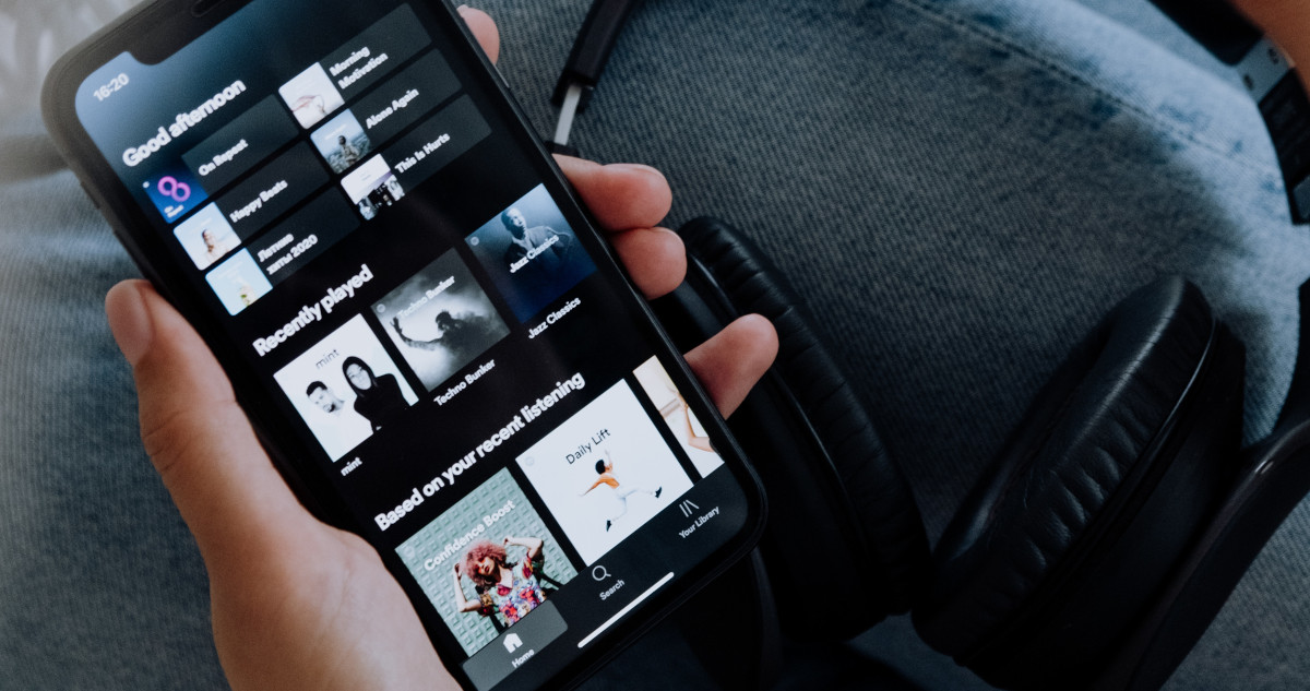 Imagen contextual de una persona escuchando música por Spotify.