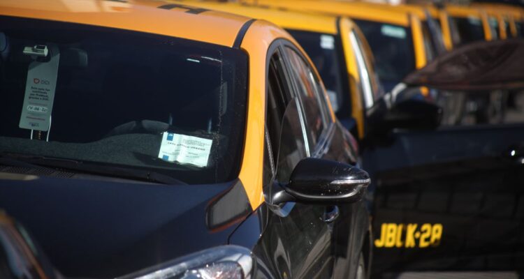 Aplicación permitirá a usuarios de taxis inscritos conocer tarifa final del viaje antes de iniciarlo