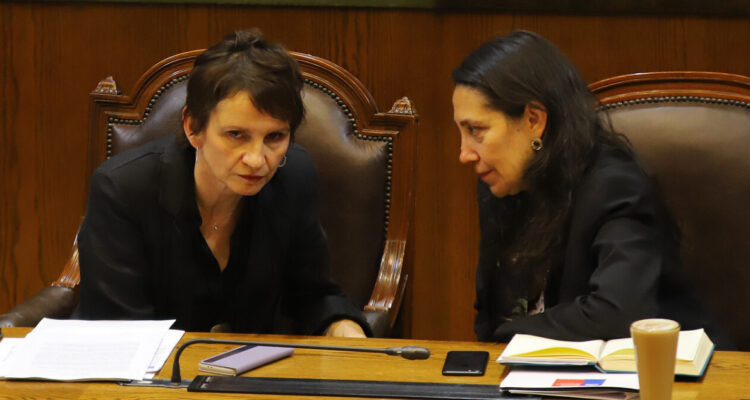 Tohá: “Esta ministra nunca le ha faltado, ni siquiera en dictadura, respeto a las FFAA ni Carabineros”