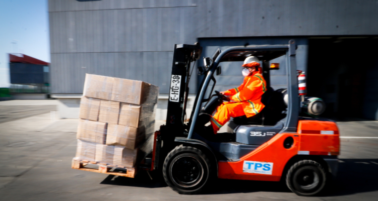 Trabajador de 44 años muere aplastado por grúa horquilla en Coquimbo: operador de máquina no lo vio.