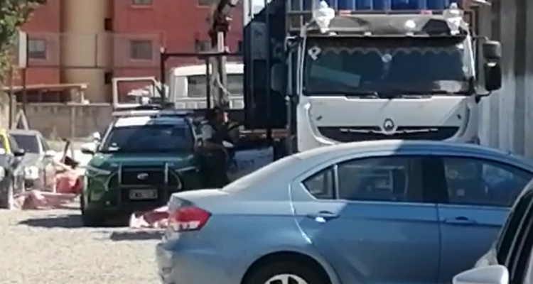 Trabajador muere tras caída de vidrios de gran peso en Maipú: iban destinados a canchas de pádel