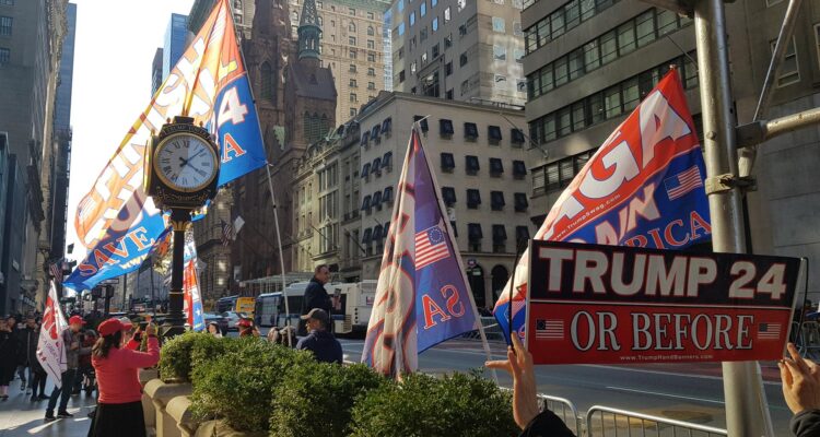 Seguidores del ex presidente Donald Trump se manifiestan frente a la Torre Trump, hoy en Nueva York (EE. UU). Las autoridades de Nueva York están preparándose para responder a posibles protestas en la ciudad en caso de que el expresidente estadounidense Donald Trump sea acusado en el marco de una investigación por el pago de dinero para silenciar a la actriz de cine porno.