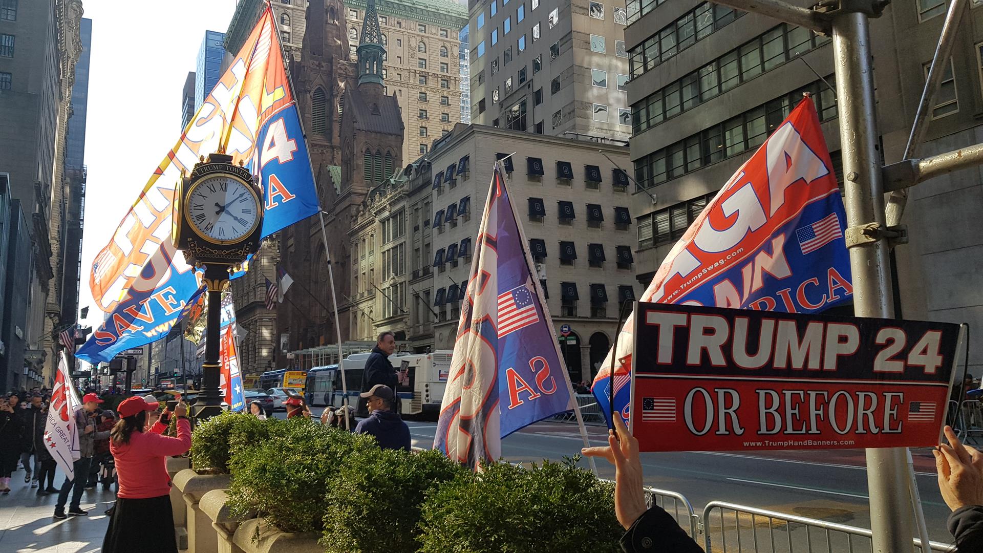 Seguidores del ex presidente Donald Trump se manifiestan frente a la Torre Trump, hoy en Nueva York (EE. UU). Las autoridades de Nueva York están preparándose para responder a posibles protestas en la ciudad en caso de que el expresidente estadounidense Donald Trump sea acusado en el marco de una investigación por el pago de dinero para silenciar a la actriz de cine porno.