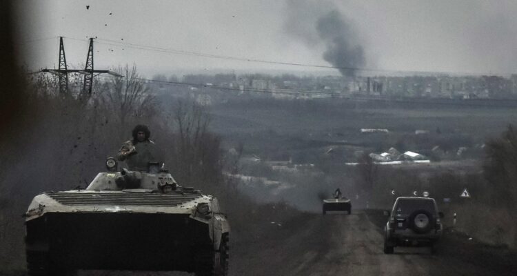 Vehículos blindados del ejército ucraniano recorren un camino en la localidad de Bajmut