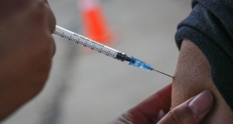 Amplían vacunación contra el covid: esquema primario desde 6 meses y bivalente para mayores de 12 años