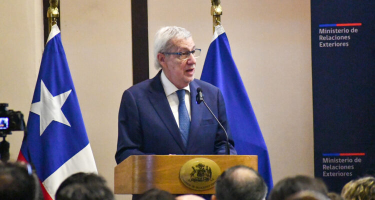 Van Klaveren asegura que estado de emergencia en Perú “aumenta la presión en la frontera”