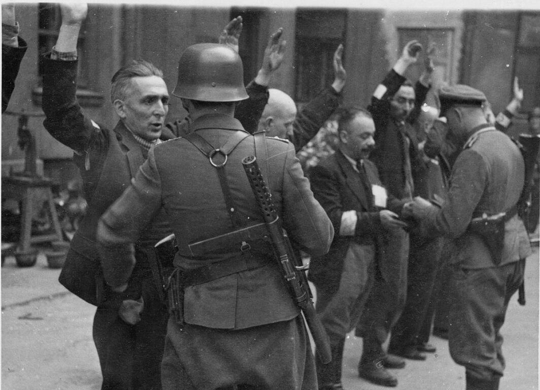Soldados alemanes arrestando a judíos durante el levantamiento del Gueto de Varsovia