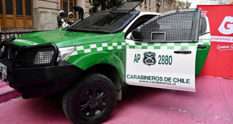 Gobernador Orrego presenta modelo de camioneta blindada, parte del programa “Proteger” que garantiza seguridad de policías y municipios