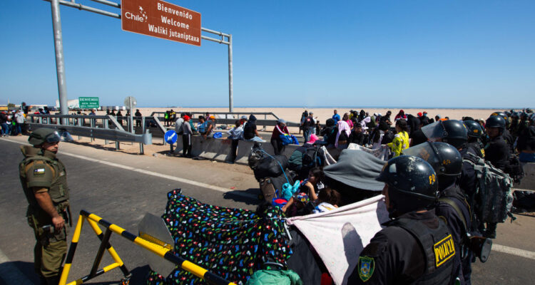 Venezuela pide respetar Derechos Humanos de migrantes varados en frontera entre Chile y Perú