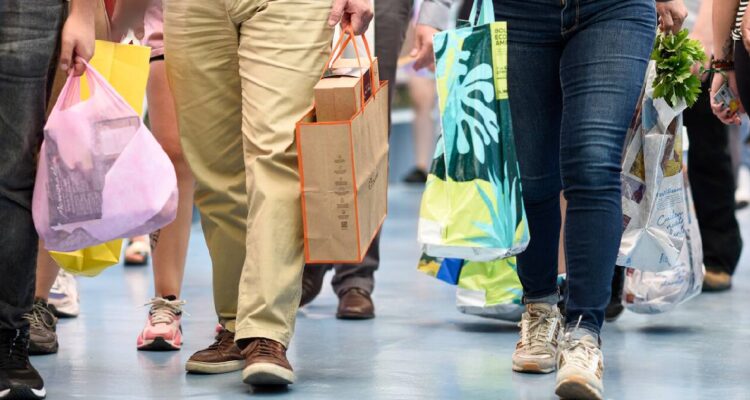 Según datos del Banco Central, las ventas del comercio minorista siguen sin mostrar recuperación desde julio de 2022