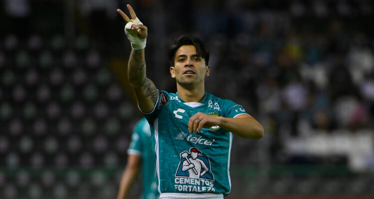 Víctor Dávila doblete