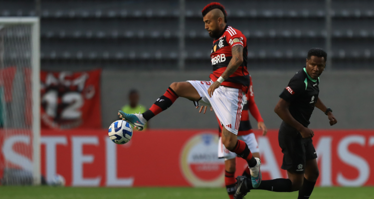 El duro recibimiento para Arturo Vidal en la previa del duelo entre Flamengo y Aucas de Ecuador.