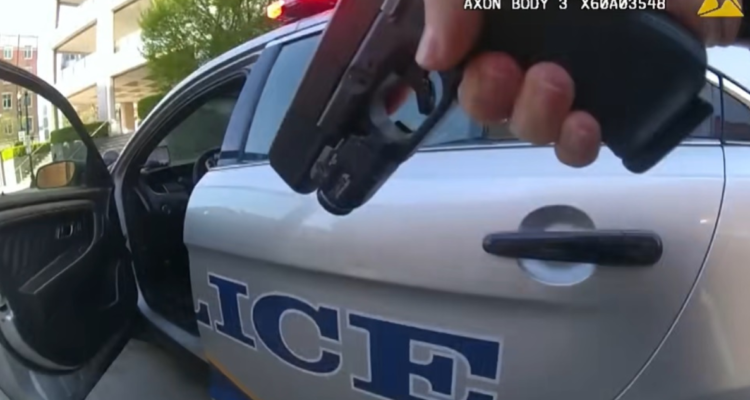 policía usando una pistola