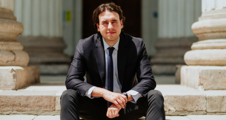 Vlado Mirosevic, presidente de la Cámara de Diputados, en las afueras del Congreso en Santiago