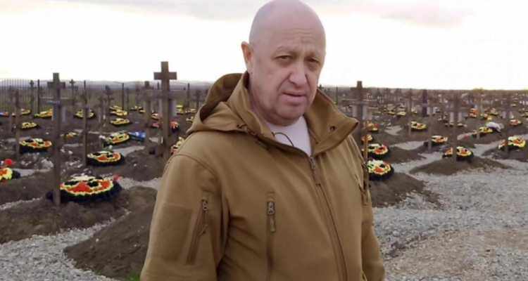 Prigozhin en un cementerio de combatientes de Wagner en Goryachiy Klyuch, al sur de Rusia