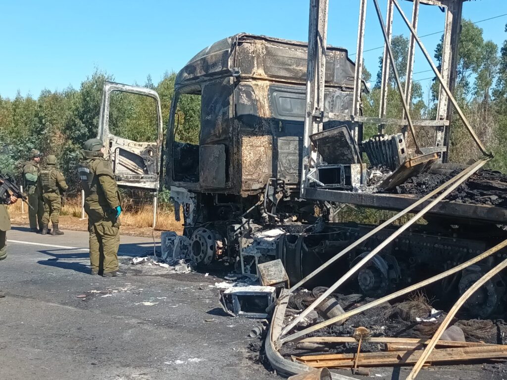Ataque incendiario en Pidima deja un camión destruido.