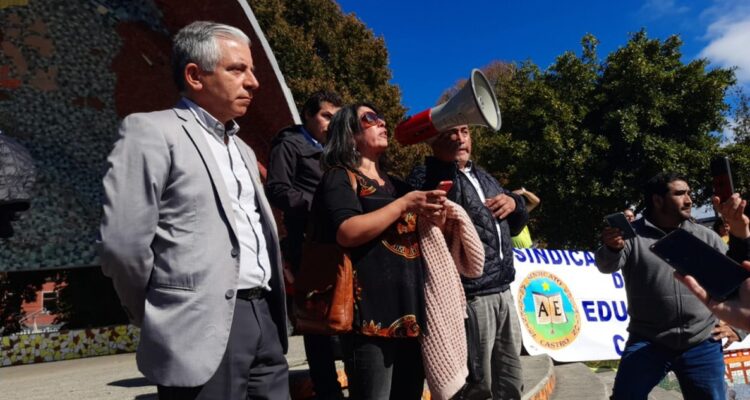 Profesores de Chiloé continuarán paro hasta que se paguen sus sueldos pendientes del mes de marzo.