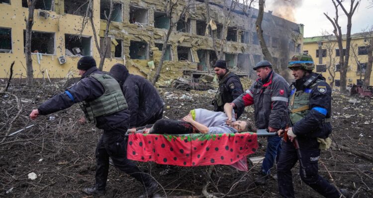 Mujer embarazada en camilla