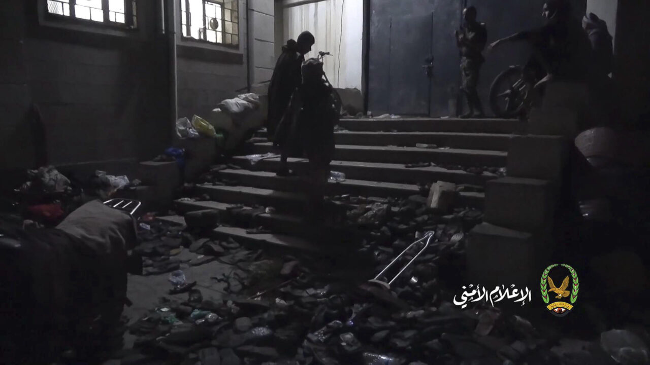 Captura de vídeo que muestra sandalias y otros objetos personales de las víctimas