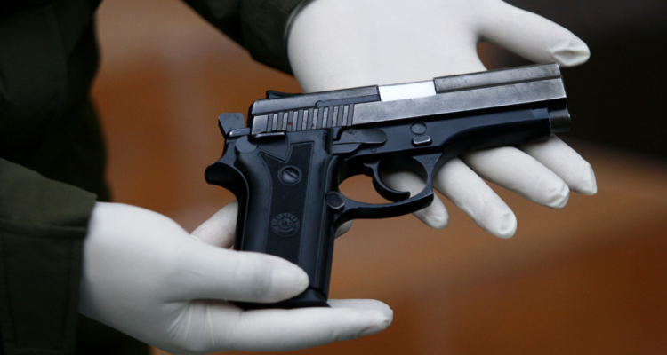 Absuelven a condenado por porte de arma: Corte no logró acreditar que iba a ser utilizada en un delito.