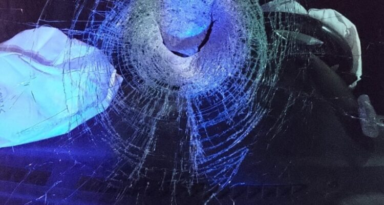 Automovilistas denuncian que decenas de vehículos fueron apedreados en la autopista Acceso Sur