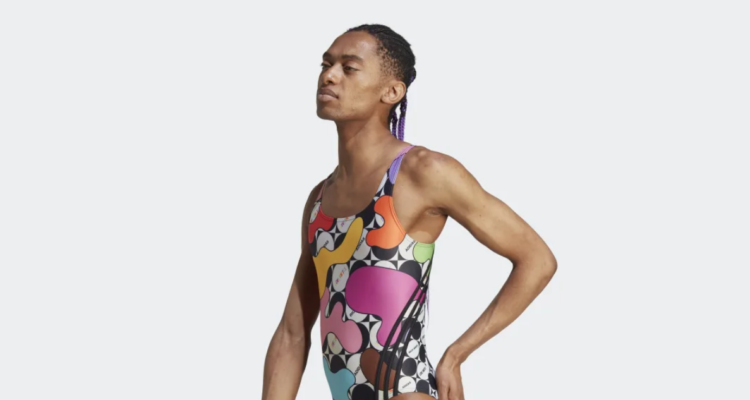 Traje de baños adidas modelado por hombre