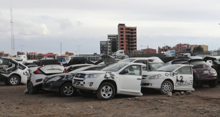 Aduana boliviana culpa a Chile de no proteger bien autos robados que fueron ‘donados’ por Arce
