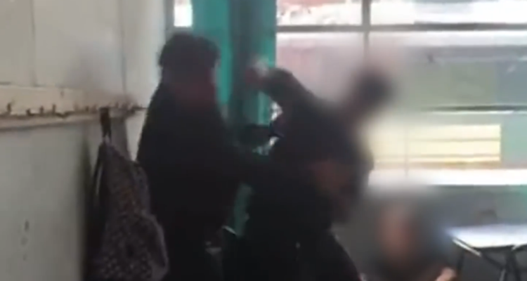 “No le peguí’ al profe”: video registra agresión de un alumno contra un docente en Buin