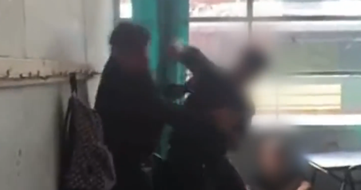 “No le peguí’ al profe”: video registra agresión de un alumno contra un docente en Buin