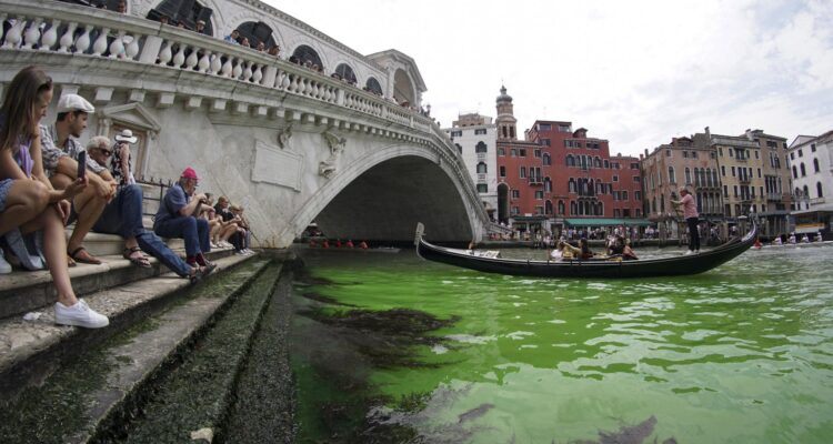 Los habitantes y turistas de Venecia se encontraron con el agua de un intenso color verde este domingo.