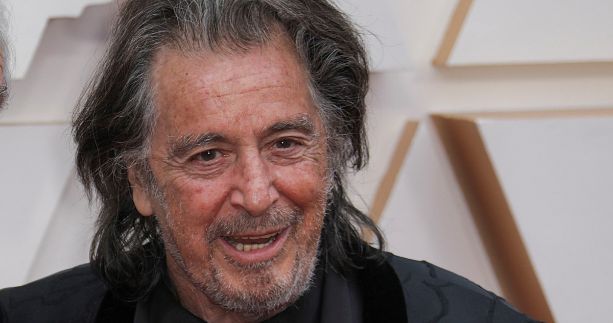 El actor Al Pacino sonríe a las cámaras en la alfombra roja de los Premios Óscar.