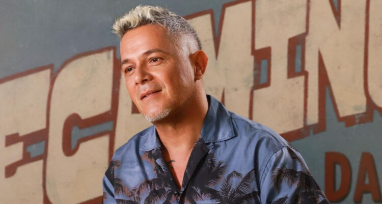 El cantante Alejandro Sanz mirando serio hacia un lado.