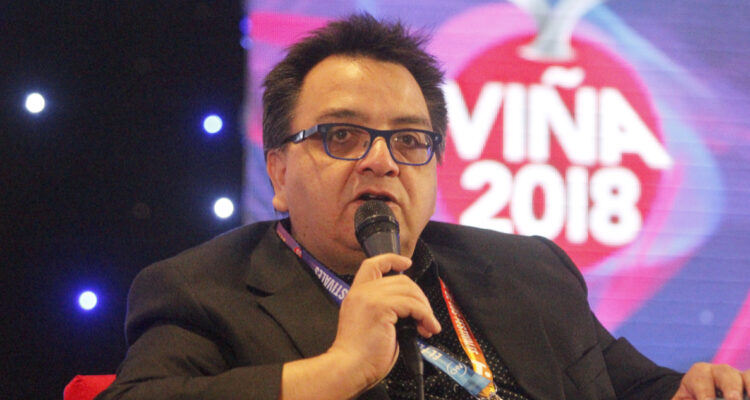 El director Alex Hernández en una conferencia del Festival de Viña del Mar en 2018.