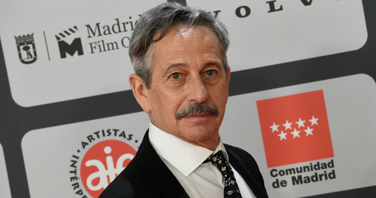 Alfredo Castro mira hacia a la cámara en un evento.