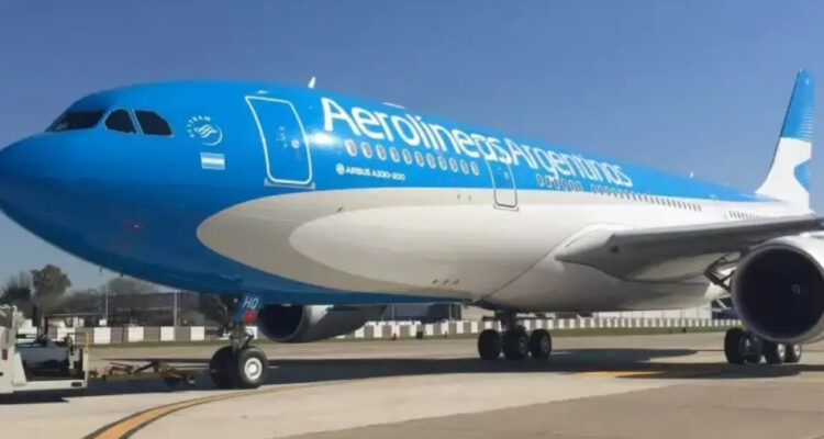 “Van a volar en mil pedazos”: la amenaza de azafata argentina que obligó a reprogramar vuelo a Miami
