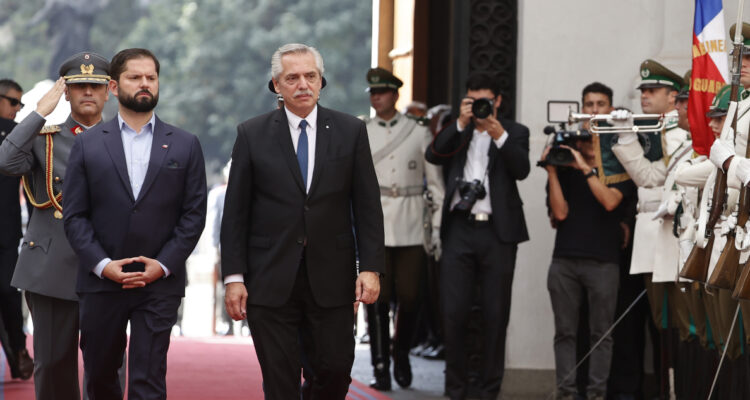 En 30 años cómo Chile superó a Argentina en PIB per cápita y por qué nos ven como modelo a seguir