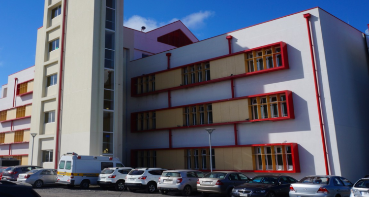 Investigan muerte de paciente que se habría suicidado tras 19 días internado en Hospital de San Carlos