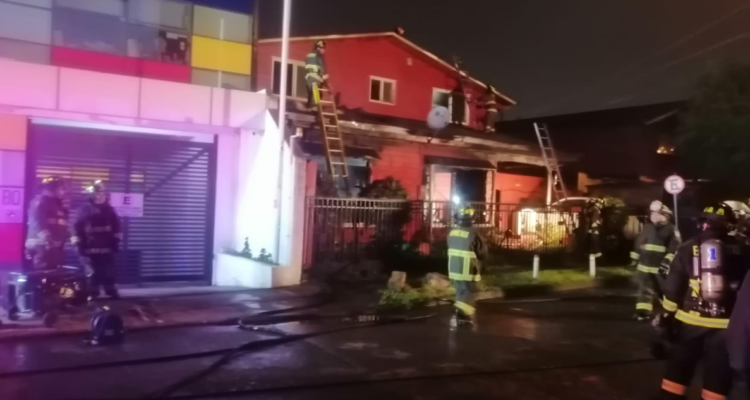 Matrimonio sobrevive a incendio tras saltar desde balcón de su vivienda en Osorno