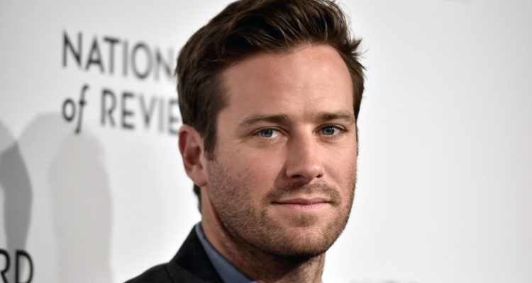 Armie Hammer en una alfombra roja