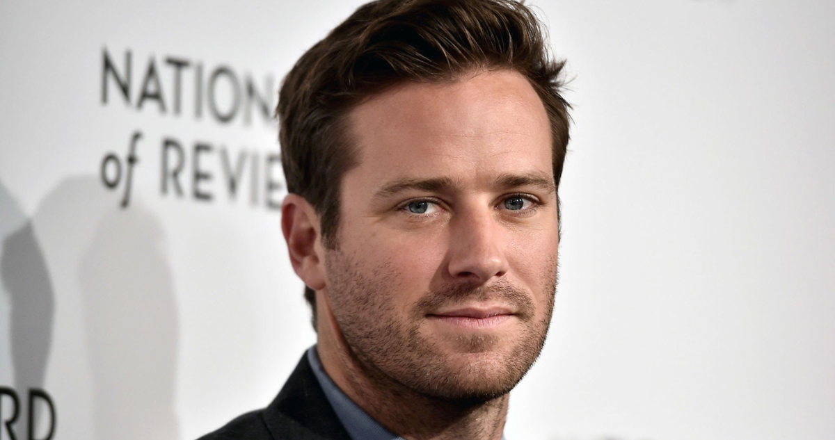 Armie Hammer en una alfombra roja