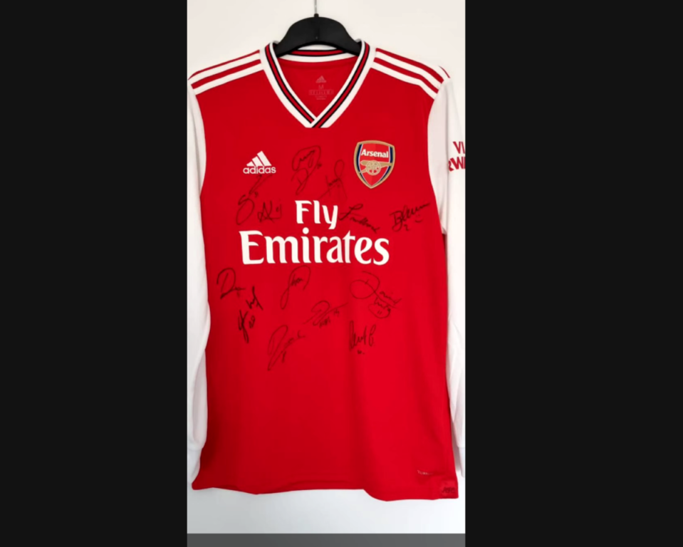 Los jugadores del Arsenal inglés enviaron una camiseta autografiada para Daniel Cain