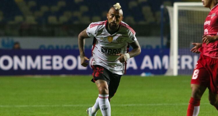Arturo Vidal jugando ante Ñublense por Copa Libertadores.
