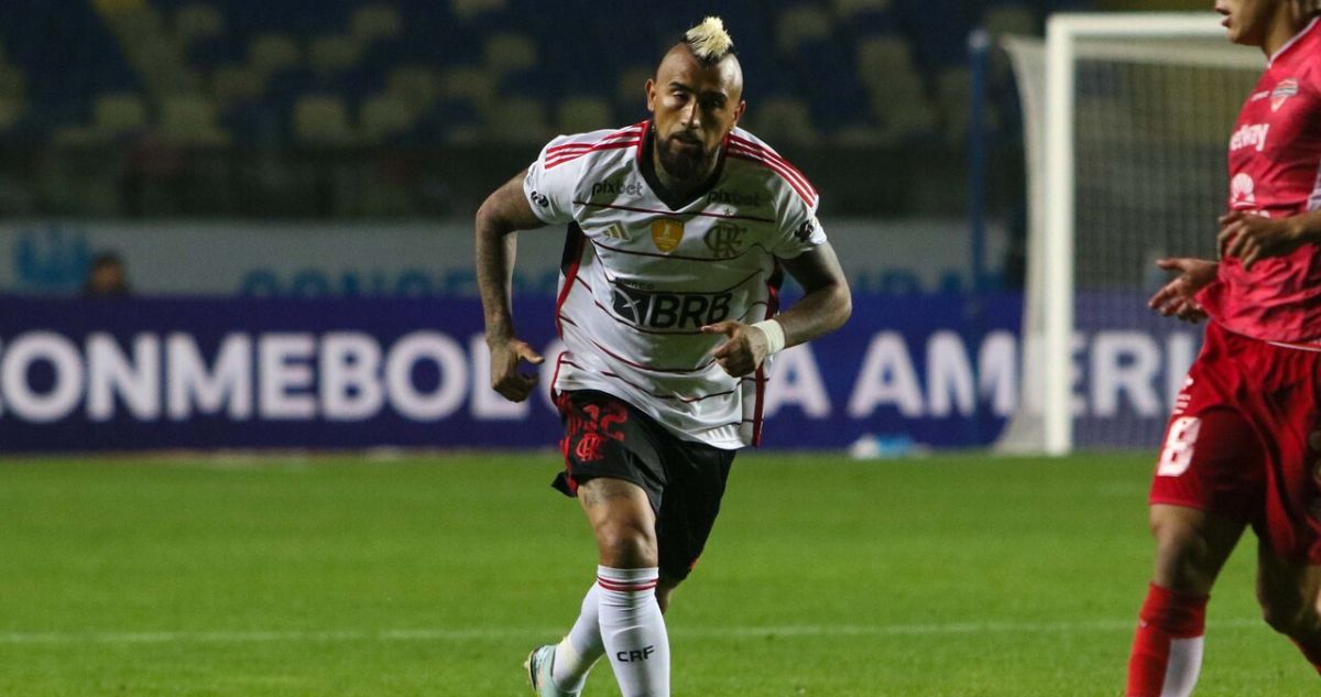 Arturo Vidal jugando ante Ñublense por Copa Libertadores.