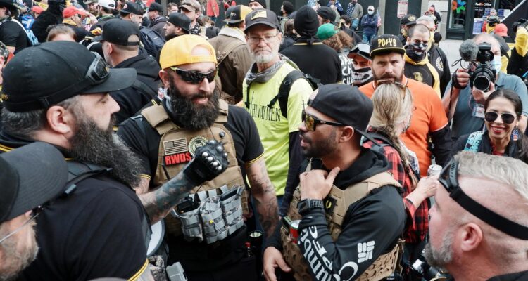 Enrique Tarrio (derecha), líder de Proud Boys, y Jeremy Bertino (izquierda) antes de marchar hacia Freedom Plaza, en Washington