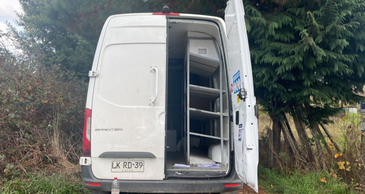 Roban $40 millones en cigarros tras violento asalto a furgón repartidor en cercanías de peaje de Lanco