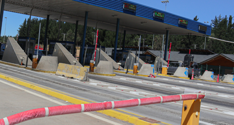 Camiones quedan con neumáticos pinchados por miguelitos en ruta Concepción-Cabrero tras asalto a peaje