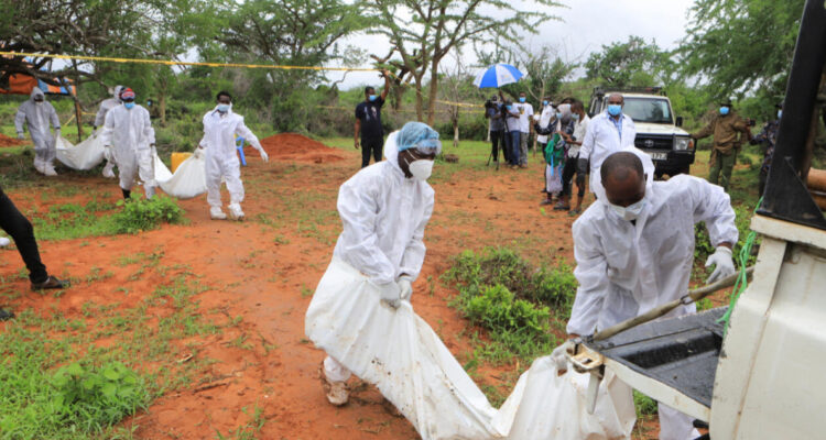Ascienden a 235 los miembros muertos de una secta que ayunaron “para verse como Jesús” en Kenia