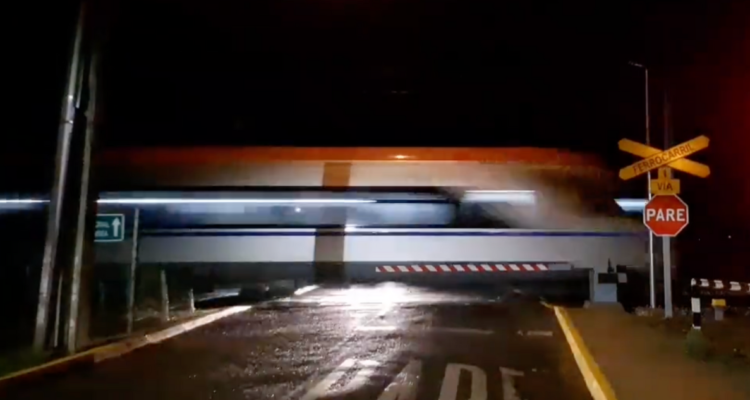 Así pasa el tren más moderno de Sudamérica a 160 km/h.