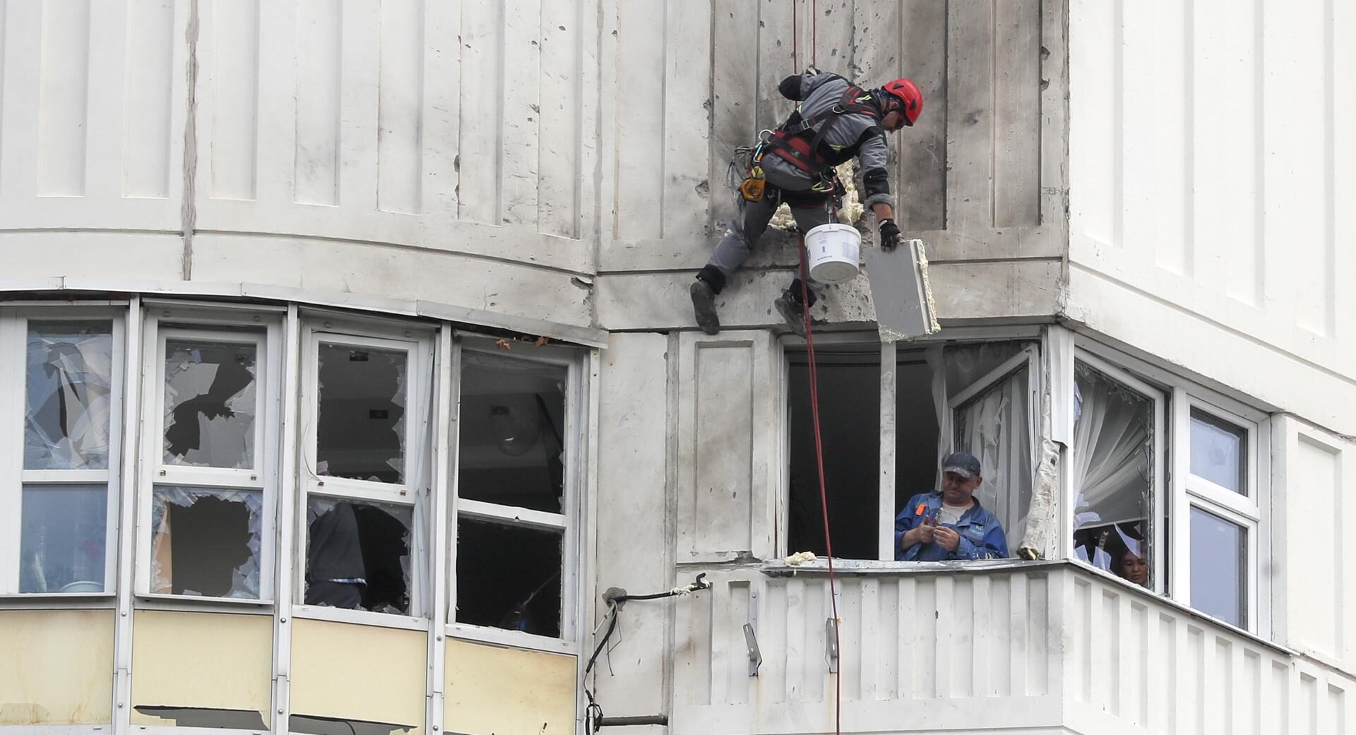 Reparaciones en un edificio residencial dañado tras un presunto ataque con dron en Moscú