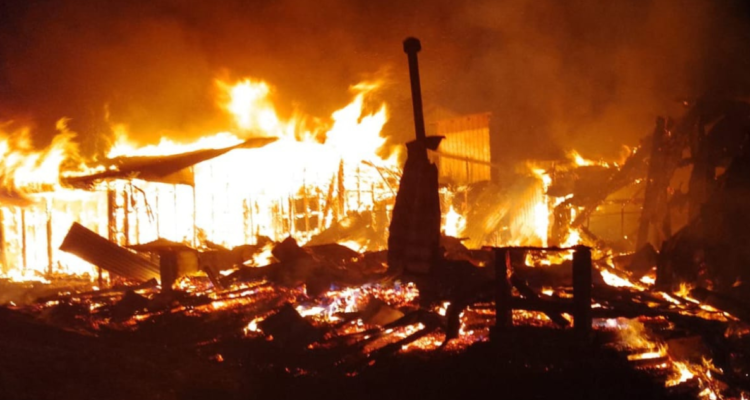 “Fuego y bala a los sapos del territorio mapuche”: sujetos queman vivienda y dejan lienzo en Tirúa